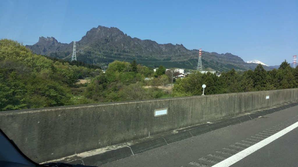 高速から見る妙義山